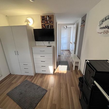 Május 1 Vendégház Se Exterior foto