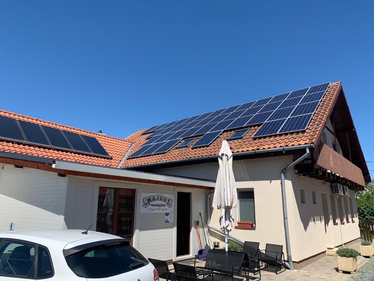 Május 1 Vendégház Se Exterior foto