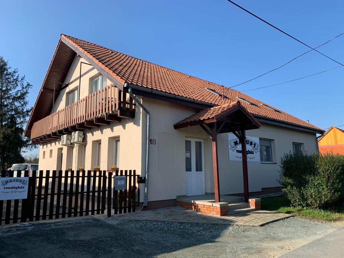 Május 1 Vendégház Se Exterior foto
