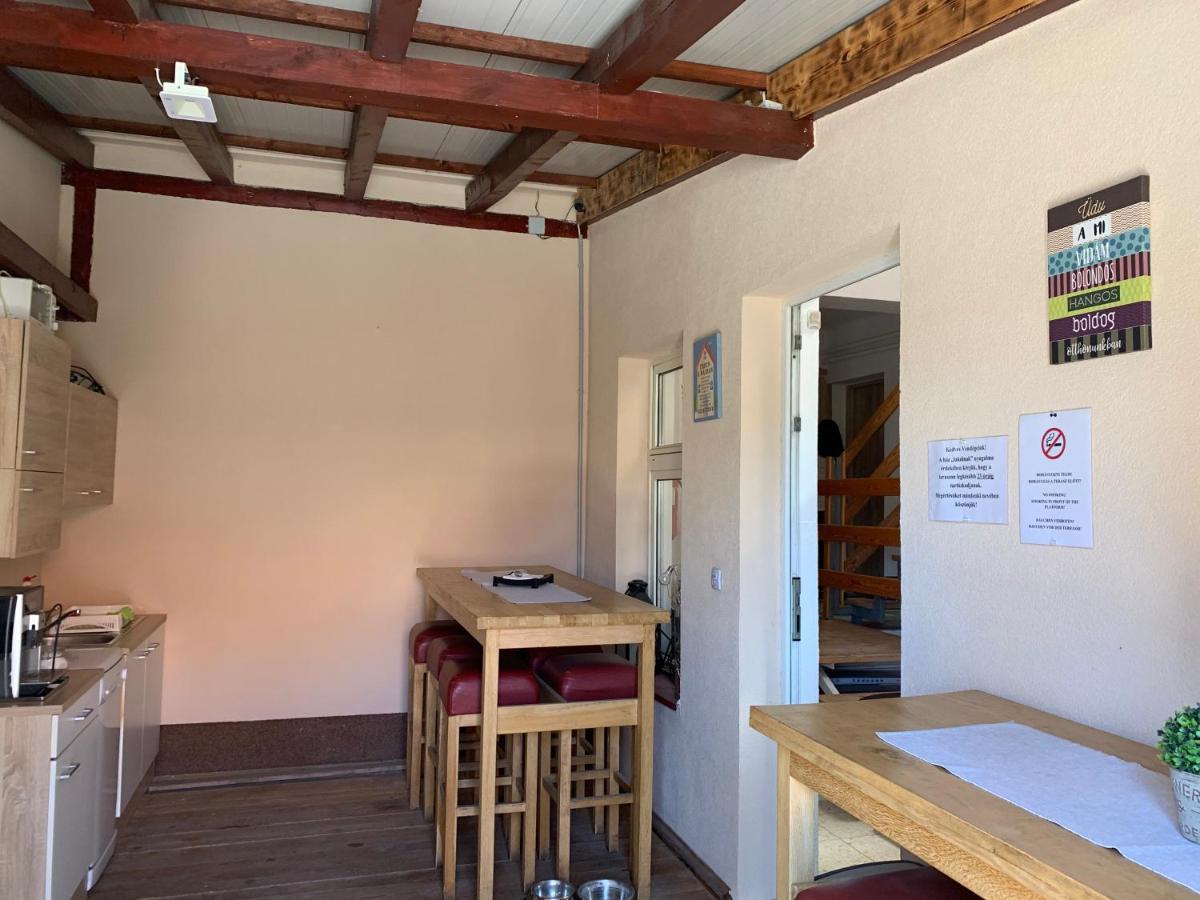 Május 1 Vendégház Se Exterior foto