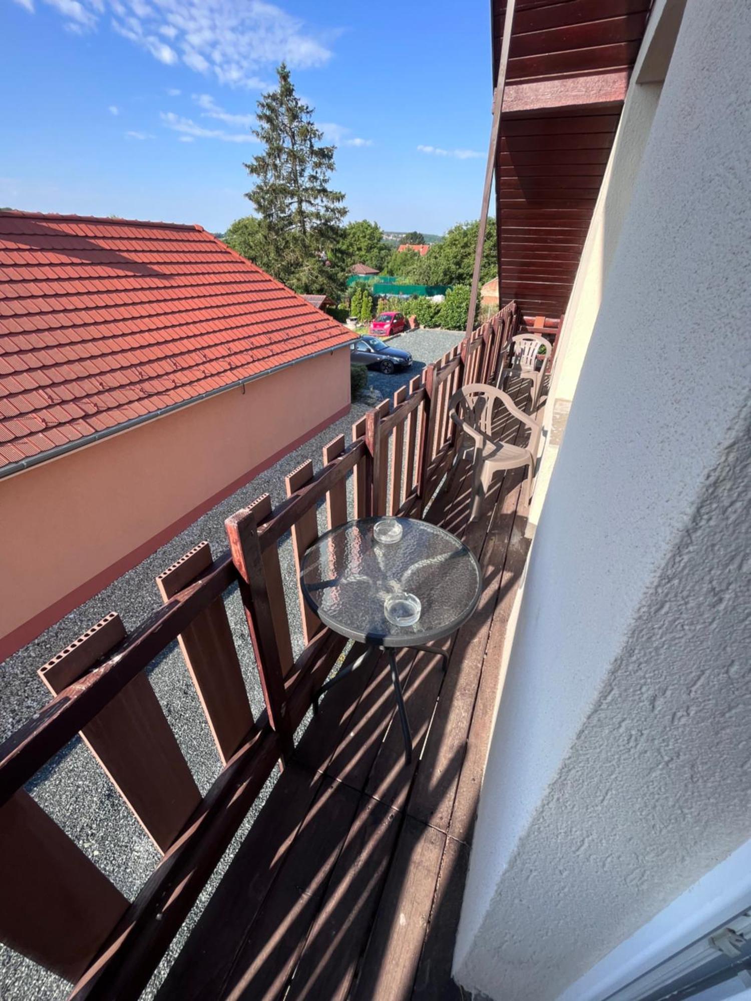 Május 1 Vendégház Se Exterior foto
