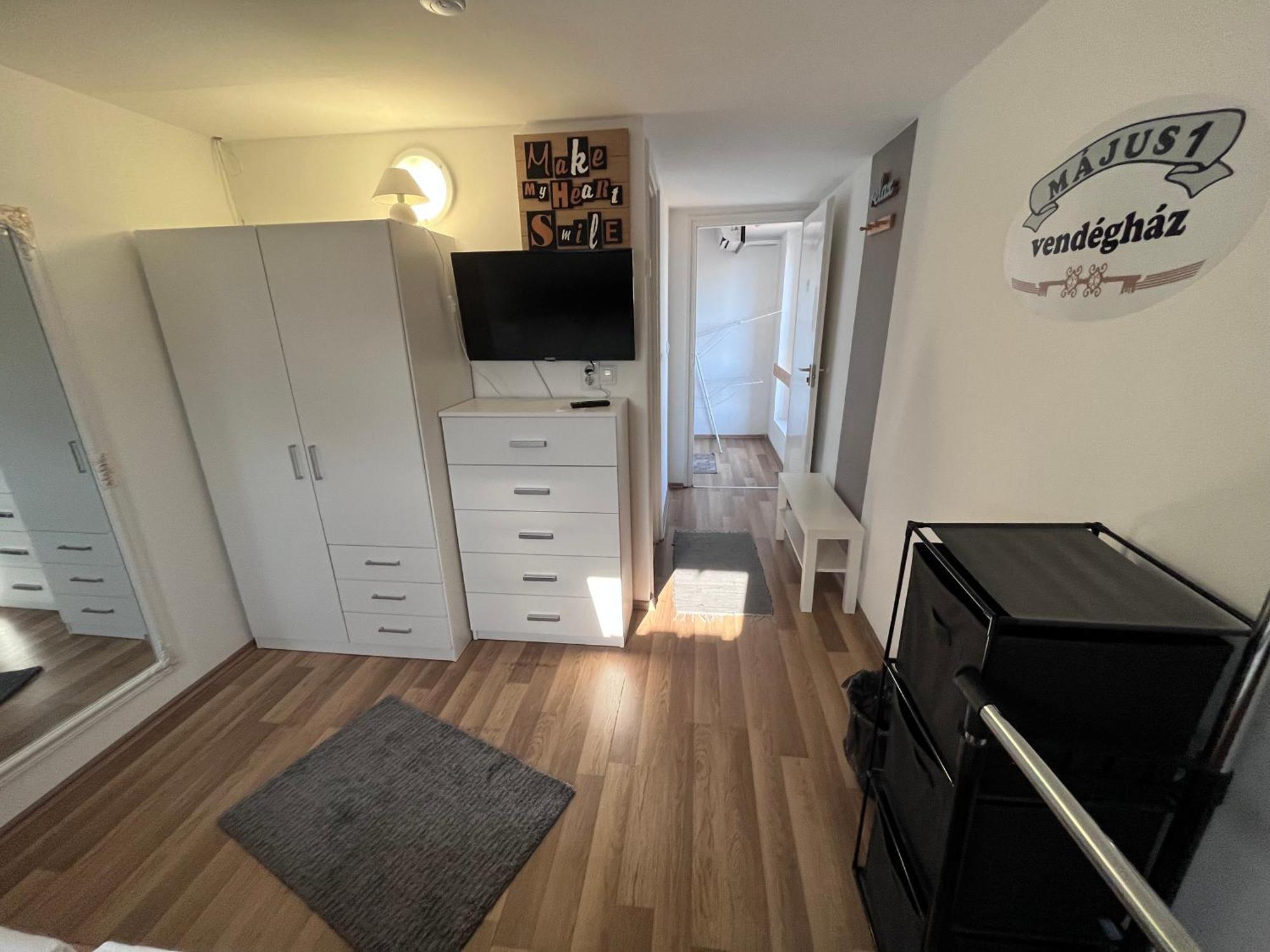 Május 1 Vendégház Se Exterior foto